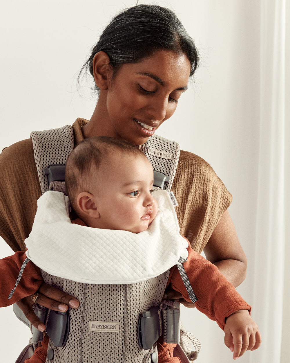Bavoir porte-b&eacute;b&eacute; One Coloris blanc  Babybj&ouml;rn