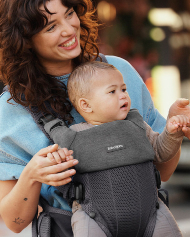 Bavoir porte-b&eacute;b&eacute; Harmony Coloris gris fonc&eacute;  Babybj&ouml;rn