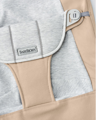 Housse transat Balance Soft jersey tiss&eacute;... Coloris beige/gris  Babybj&ouml;rn