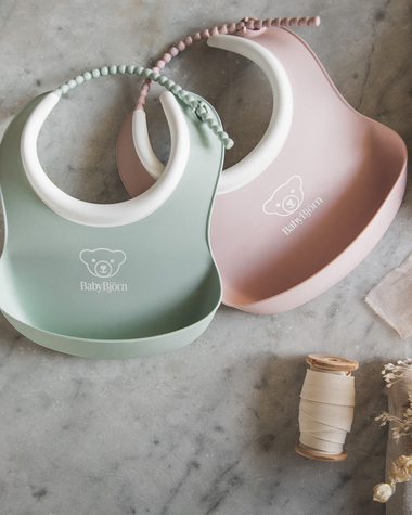 Lot de 2 bavoirs r&eacute;cup&eacute;rateurs Coloris vert pastel/rose pastel  Babybj&ouml;rn