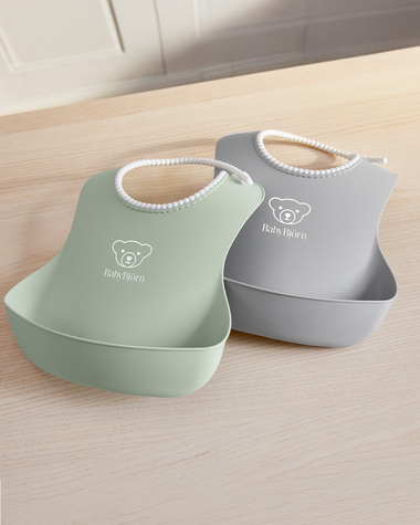 Lot de 2 bavoirs r&eacute;cup&eacute;rateurs Coloris gris/vert pastel  Babybj&ouml;rn