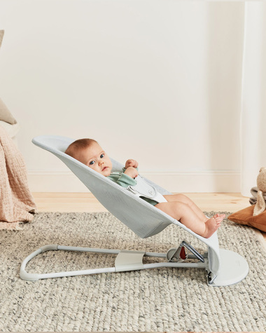 Transat Balance Soft Mesh Coloris argent/blanc  Babybj&ouml;rn