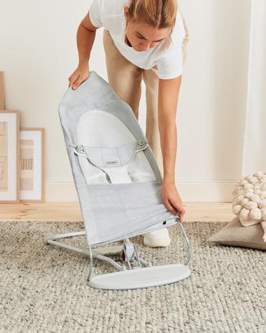 Transat Balance Soft Mesh Coloris argent/blanc  Babybj&ouml;rn