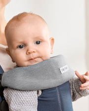 Bavoir porte-bébé Move et Mini Coloris gris clair Babybjörn