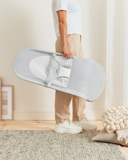 Transat Balance Soft Mesh Coloris argent/blanc Babybjörn