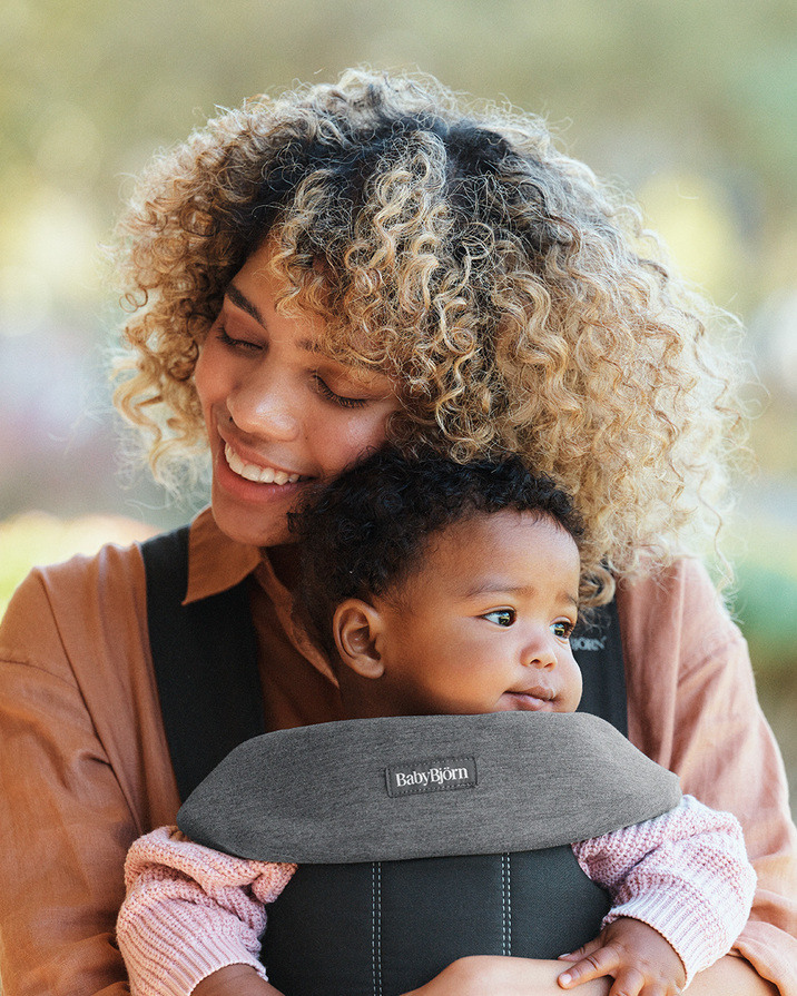 Bavoir porte-bébé Move et Mini Coloris gris foncé Babybjörn