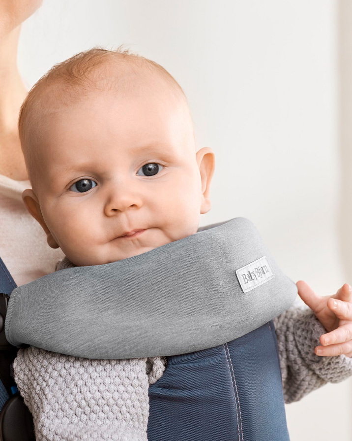 Bavoir porte-bébé Move et Mini Coloris gris clair Babybjörn