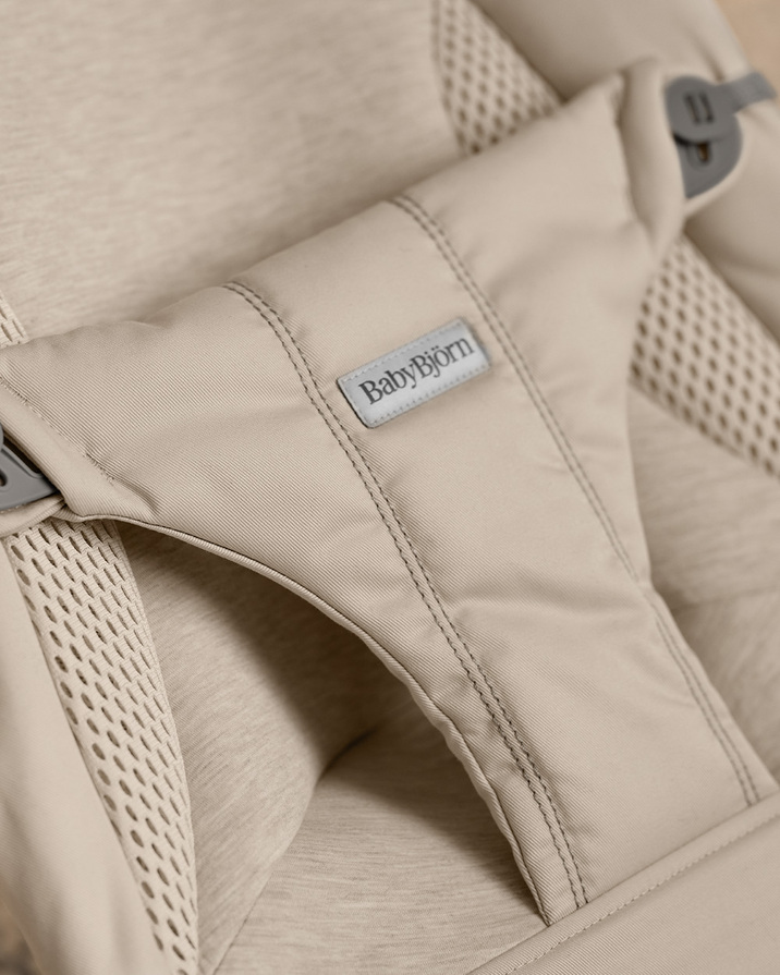 Transat Balance Soft jersey tissé Coloris gris sable Babybjörn