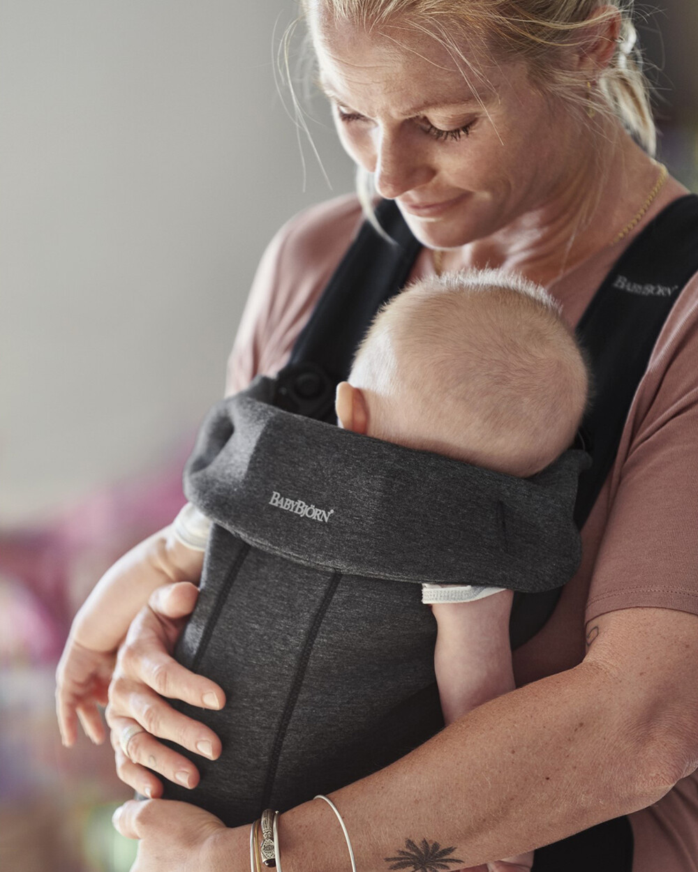 Porte-bébé Mini Jersey 3D Coloris gris charbon Babybjörn