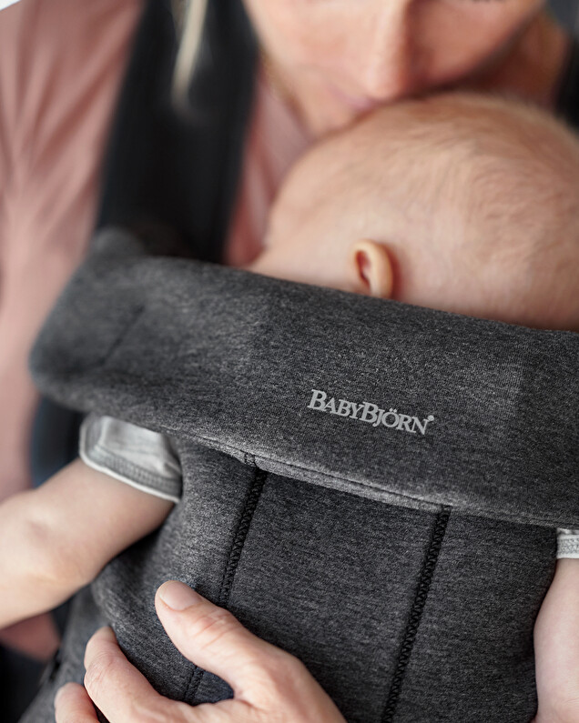 Porte-bébé Mini Jersey 3D Coloris gris charbon Babybjörn