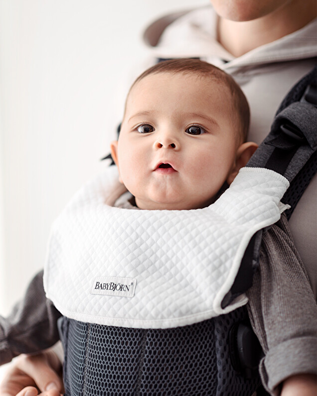 Bavoir porte-bébé Harmony Coloris blanc Babybjörn